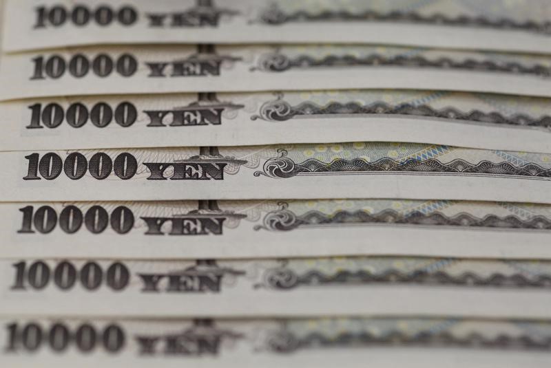 FOREX-Yen gains after Kuroda sticks to negative rate script