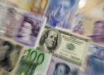 U.S. dollar index reaches three-week high, EUR/USD drops to monthly low