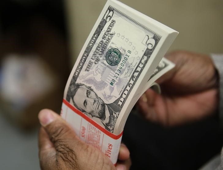 © Reuters. Dollar index at 2-week highs on Fed rate hike bets