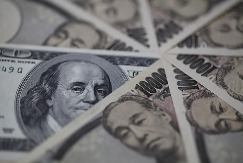 © Reuters.  Dollar rises to 8-year highs against yen