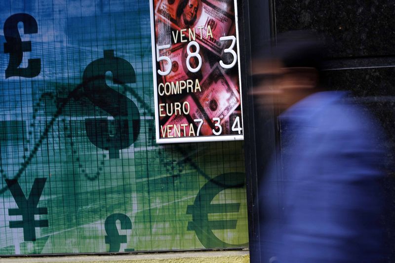 © Reuters.  El euro sube hasta los 1,1418 dólares