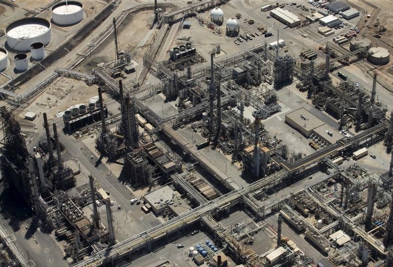 © Reuters.  Irán dice que quiere aumentar la producción de crudo en 700.000 barriles por día 