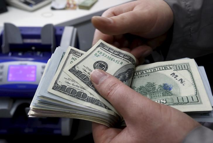 © Reuters. Speculators reduce bullish dollar bets last week