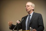 Dudley, top U.S. economists urge later Fed rate hike