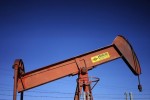 Oil climbs to $61 on Mideast supply concerns