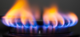 Natural gas extend losses on U.S. stockpile report