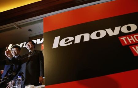 © Reuters. Lenovo Chairman and CEO Yang gestures beside CFO Wong during a news conference in Hong Kong © Reuters. Lenovo Chairman and CEO Yang gestures beside CFO Wong during a news conference in Hong Kong