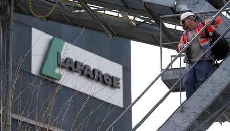 © Reuters. Lafarge y Holcim proponen ventas de activos para su fusión © Reuters. Lafarge y Holcim proponen ventas de activos para su fusión