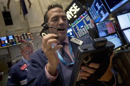© Reuters. Traders work on the floor of the New York Stock Exchange