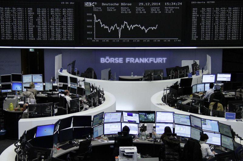 © Reuters. أسهم أوروبا تتراجع صباحا مع هبوط أسعار النفط إلى مستويات جديدة