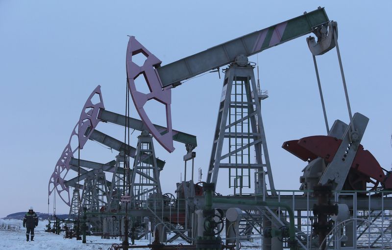 Цены на Brent снижаются при сохранении высокого объема добычи