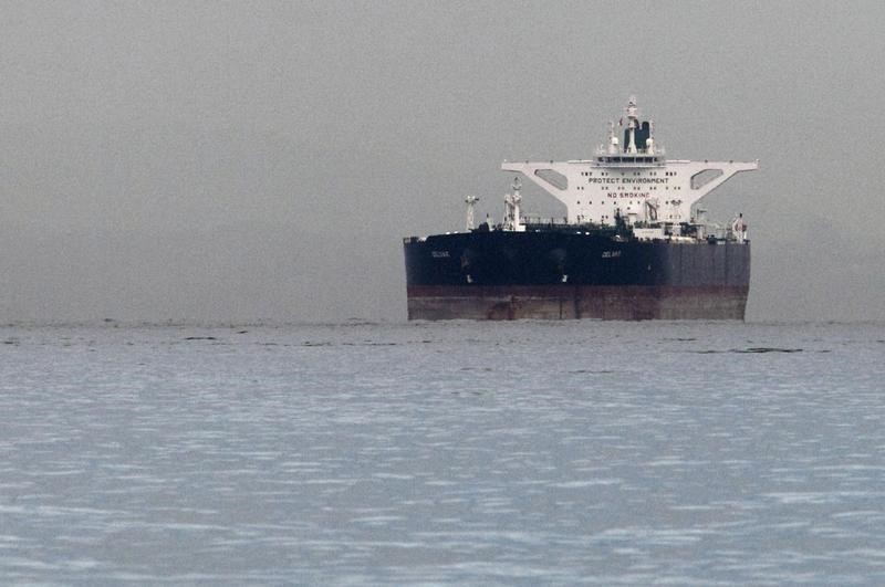 © Reuters. النفط يتراجع بعد صعوده لأعلى مستوى في 2015