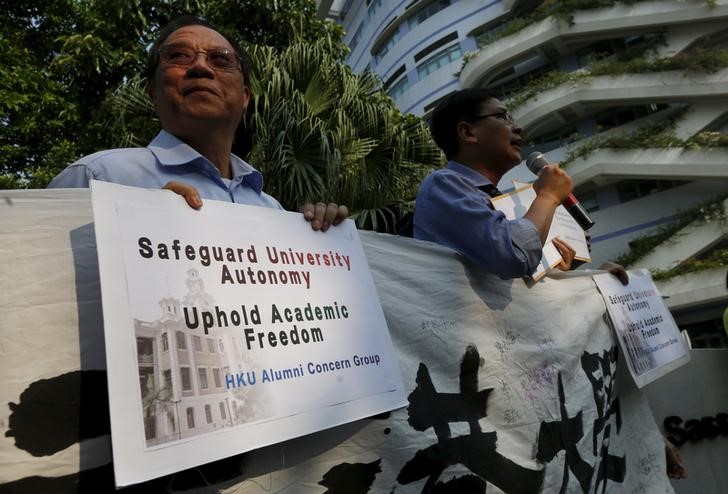 © Reuters. Alumni of the University of Hong Kong protest before a university committee meeting in Hong Kong