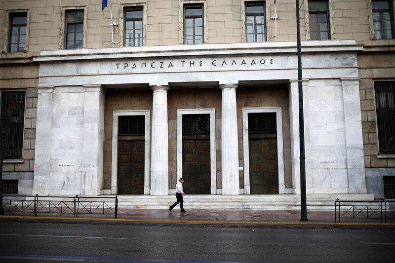 © Reuters. A man walks past the headquarters of the Central Bank of Greece in Athens