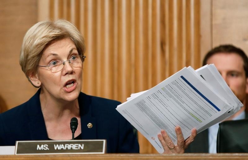 © Reuters. Senator Warren shows company documents to Wells Fargo CEO Stumpf at Senate Banking Committee hearing on firm's sales practices on Capitol Hill in Washington