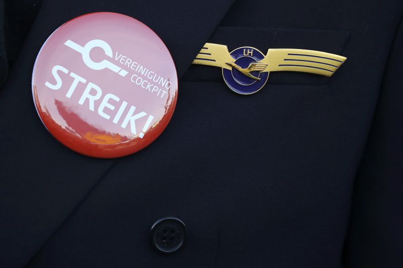 © Reuters. A pilot takes part in a demonstration during a strike of the German airline Lufthansa pilots at Frankfurt airport