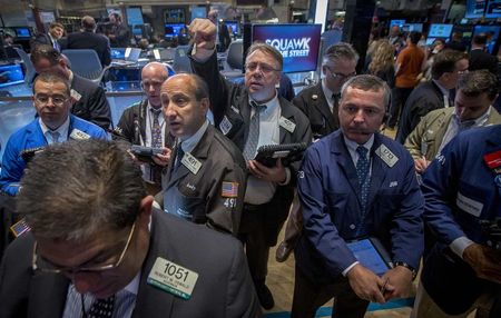 © Reuters. Traders gather at the post where Alibaba Group Holding Ltd is traded on the floor of the New York Stock Exchange © Reuters. Traders gather at the post where Alibaba Group Holding Ltd is traded on the floor of the New York Stock Exchange