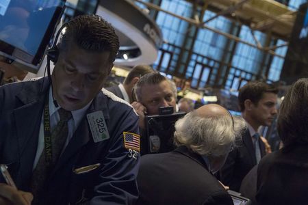 © Reuters. Traders work on the floor of the New York Stock Exchange