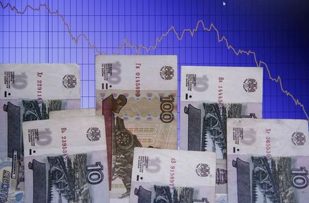 Рубль дешевеет вслед за нефтью Рубль дешевеет вслед за нефтью
