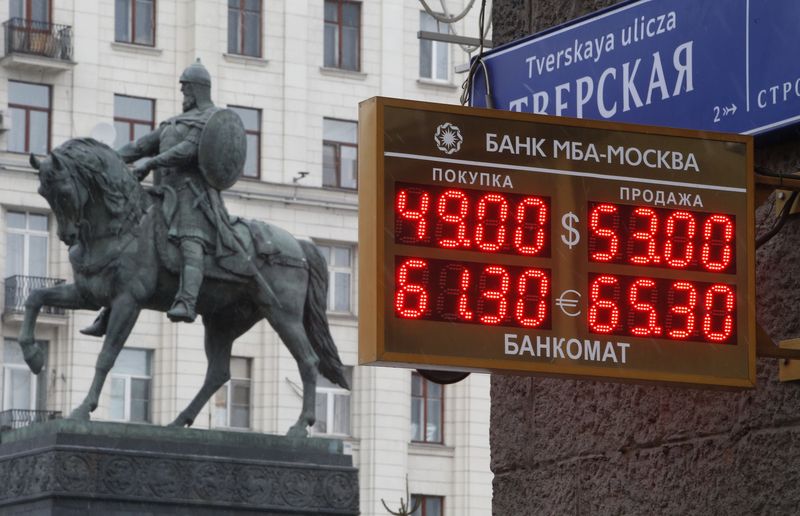 ЦБ помог рублю сохранить лицо перед посланием Президента ЦБ помог рублю сохранить лицо перед посланием Президента