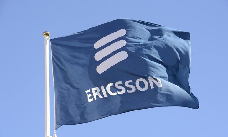 © Reuters. Флаг с логотипом Ericsson у штаб-квартиры компании в Стокгольме 