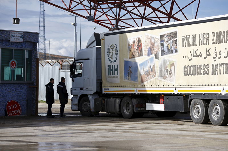 © Reuters. An aid truck enters Syria from Turkey at Turkey's Oncupinar border crossing on the Turkish-Syrian border in the southeastern city of Kilis, Turkey