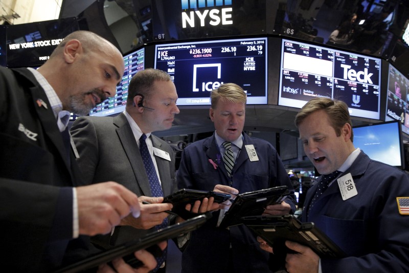 © Reuters. Traders work with a floor official on the floor of the NYSE