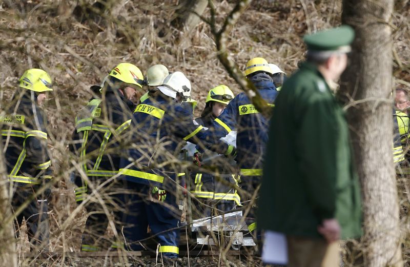 © Reuters. Members of emergency services carry a body bag at the site of the two crashed trains near Bad Aibling