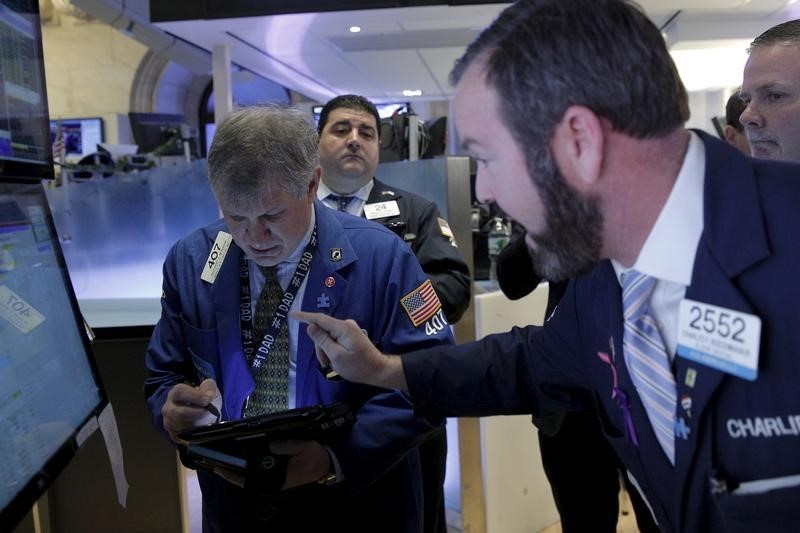 © Reuters. Traders work on the floor of the NYSE