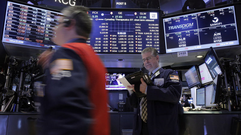 © Reuters. Traders work on the floor of the NYSE
