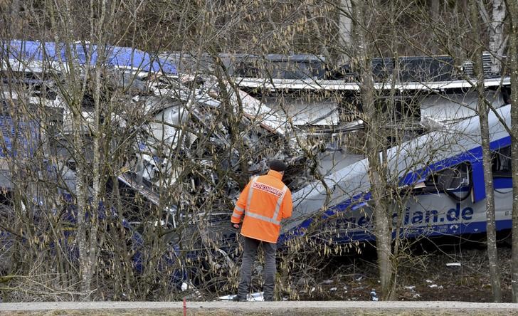© Reuters. A rescuer stands at the site of the crash of two trains near Bad Aibling