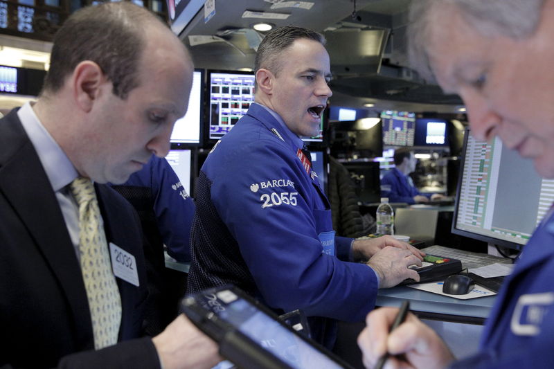© Reuters. Traders work on the floor of the NYSE