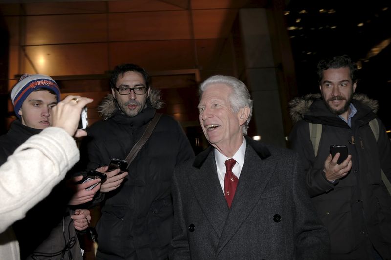 © Reuters. Members of the media surround U.S.-court appointed mediator Daniel Pollack in New York