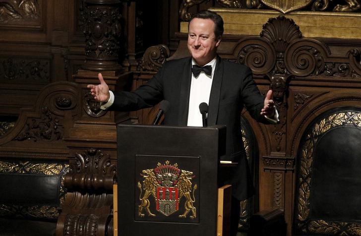 © Reuters. Britain's Prime Minister Cameron speaks during traditional historic banquet