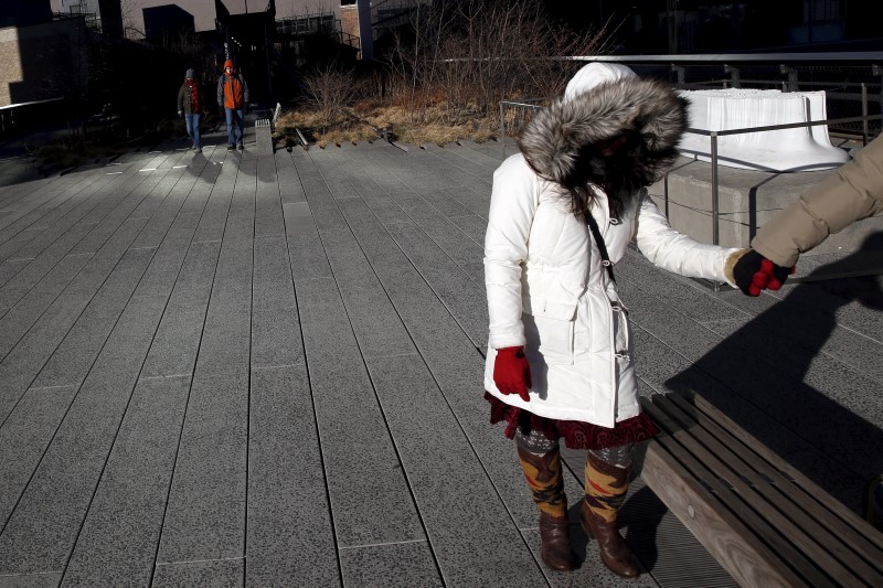 © Reuters. People walk along the High Line in the Manhattan borough of New York.