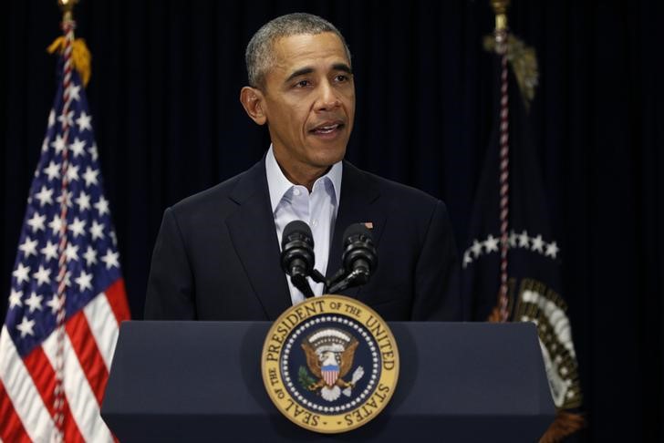 © Reuters. U.S. President Barack Obama speaks about the death of Supreme Court Associate Justice Antonin Scalia during a statement delivered in Rancho Mirage