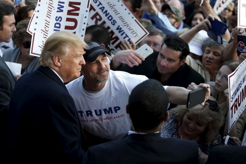 © Reuters. U.S. Republican presidential candidate Donald Trump greets supporters after speaking at a rally with sportsmen in Walterboro