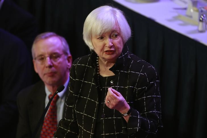 © Reuters. La Fed apunta a que un alza de tipos en junio es una clara opción 