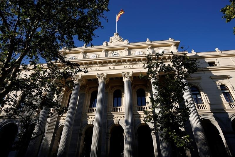 © Reuters. La bolsa española sube levemente antes del torrente de resultados