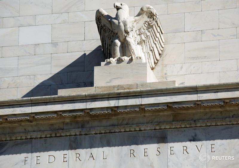 © Reuters. Autoridades de la Fed, divididas sobre si subir los tipos de interés pronto