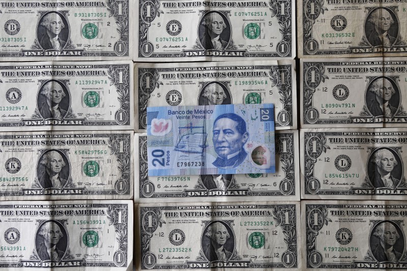 © Reuters. A picture illustration shows Mexican pesos and U.S. dollars banknotes in Mexico City
