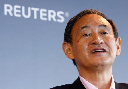 © Reuters. Japan's Chief Cabinet Secretary Yoshihide Suga speaks during a Thomson Reuters Newsmaker event in Tokyo