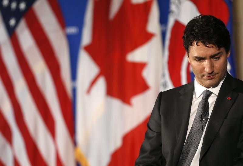 © Reuters. Canadian PM Trudeau listens during a Q&A session after his speech at the U.S. Chamber of Commerce in Washington
