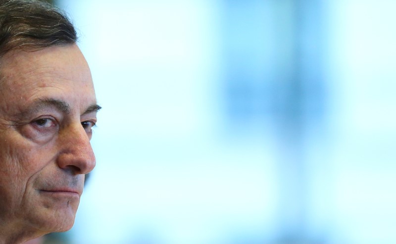 © Reuters. Draghi dice desequilibrios económicos podrían 